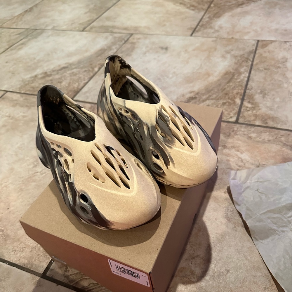 Yeezy foam runner sz 5